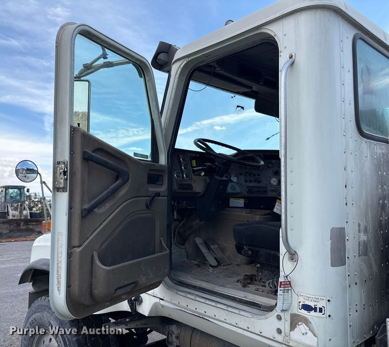 image for item EU4648 2007 International 5500i ready mix truck