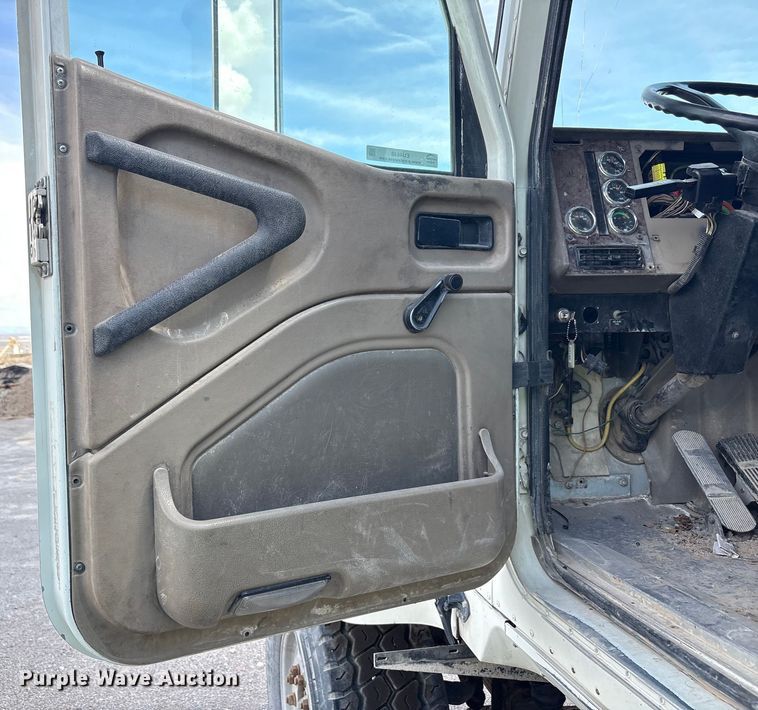 image for item EU4648 2007 International 5500i ready mix truck