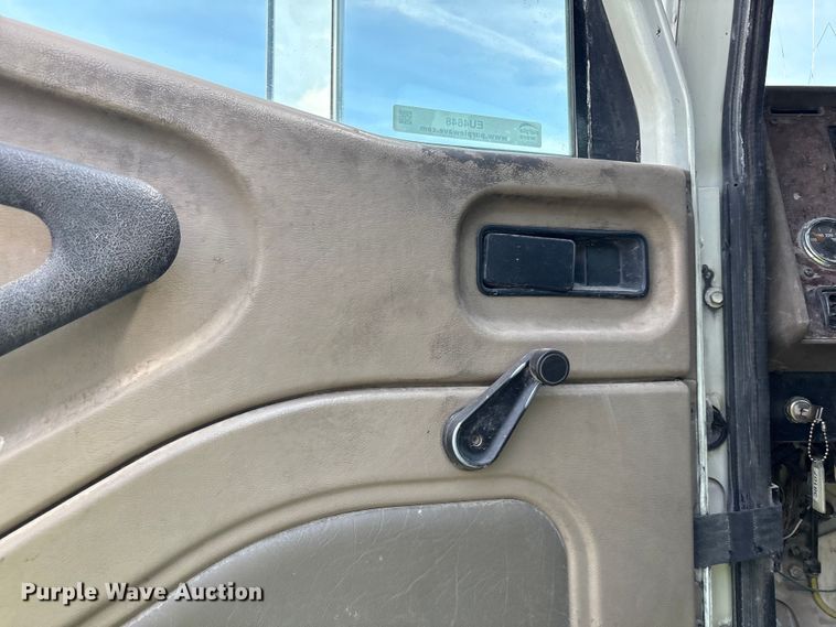 image for item EU4648 2007 International 5500i ready mix truck