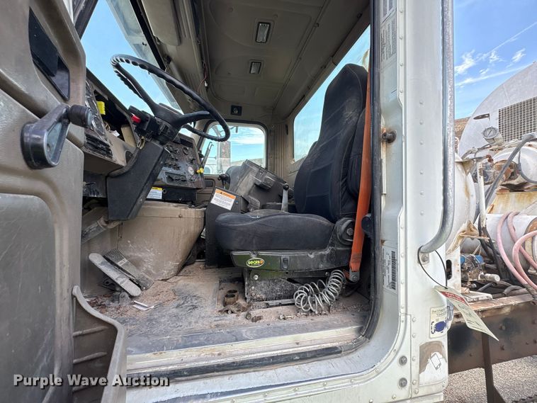 image for item EU4648 2007 International 5500i ready mix truck