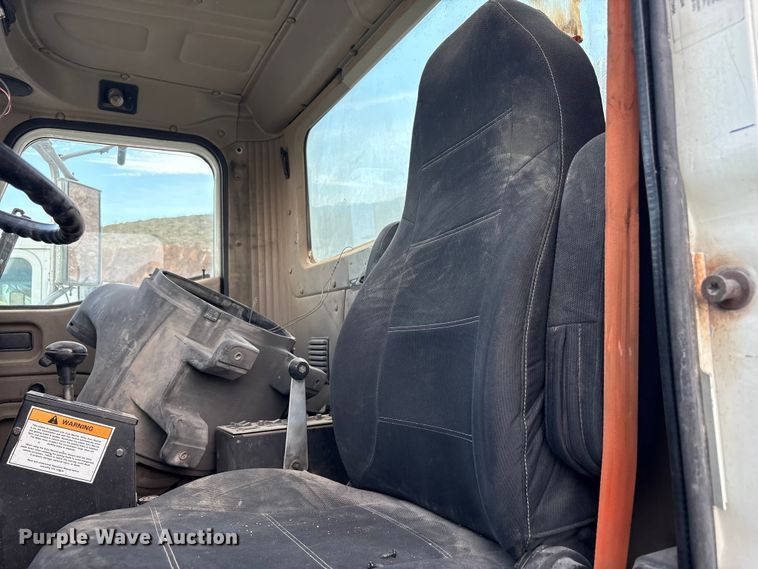 image for item EU4648 2007 International 5500i ready mix truck