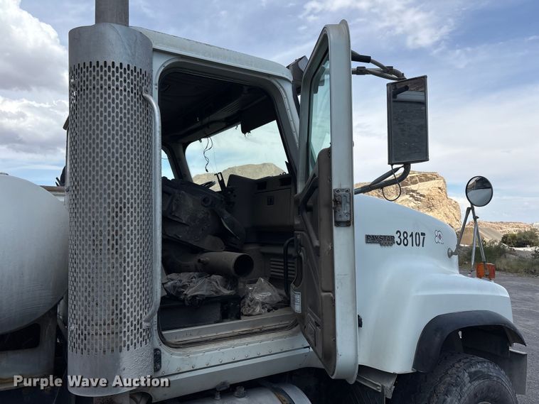 image for item EU4648 2007 International 5500i ready mix truck