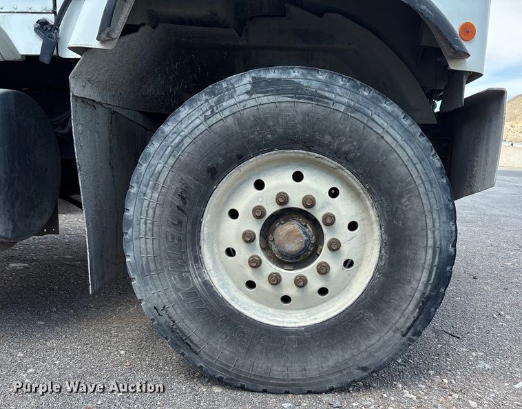 image for item EU4648 2007 International 5500i ready mix truck