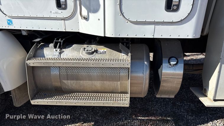 image for item EU4710 2015 Peterbilt 365 crane truck