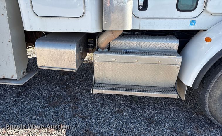 image for item EU4710 2015 Peterbilt 365 crane truck