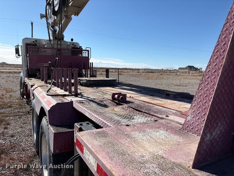 image for item EU4710 2015 Peterbilt 365 crane truck