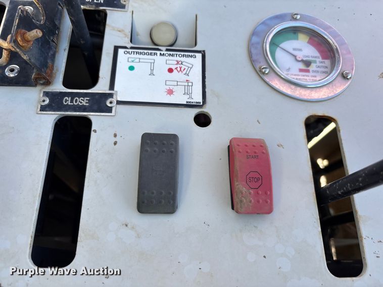 image for item EU4710 2015 Peterbilt 365 crane truck