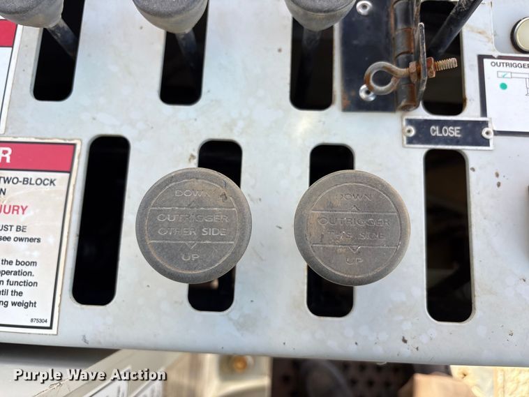 image for item EU4710 2015 Peterbilt 365 crane truck