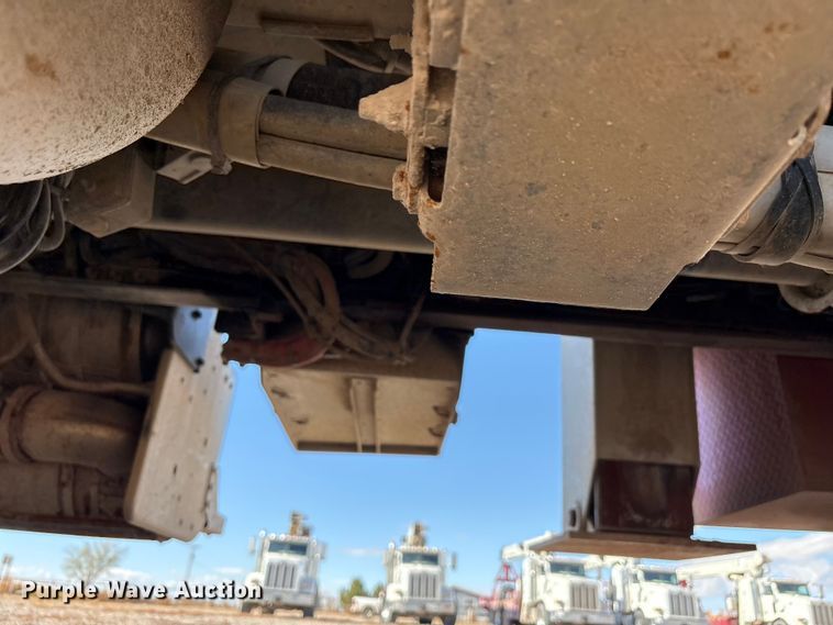 image for item EU4710 2015 Peterbilt 365 crane truck