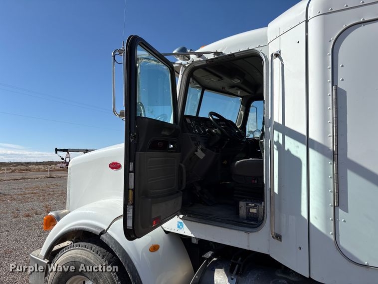 image for item EU4710 2015 Peterbilt 365 crane truck