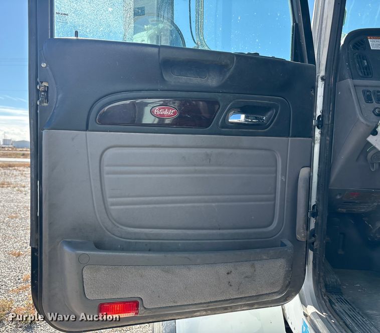 image for item EU4710 2015 Peterbilt 365 crane truck