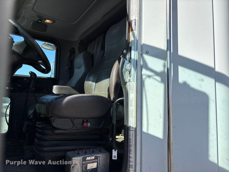 image for item EU4710 2015 Peterbilt 365 crane truck