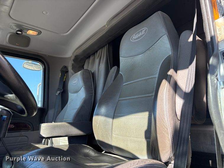 image for item EU4710 2015 Peterbilt 365 crane truck