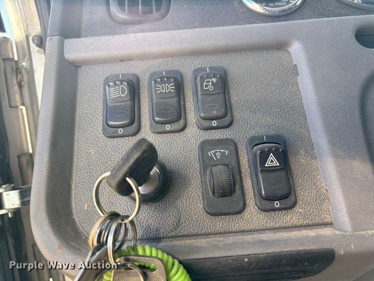 image for item EU4710 2015 Peterbilt 365 crane truck