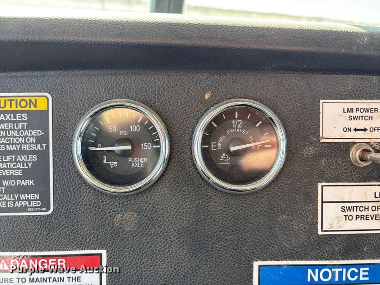 image for item EU4710 2015 Peterbilt 365 crane truck