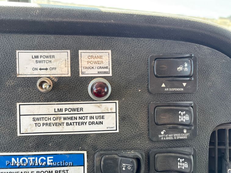 image for item EU4710 2015 Peterbilt 365 crane truck