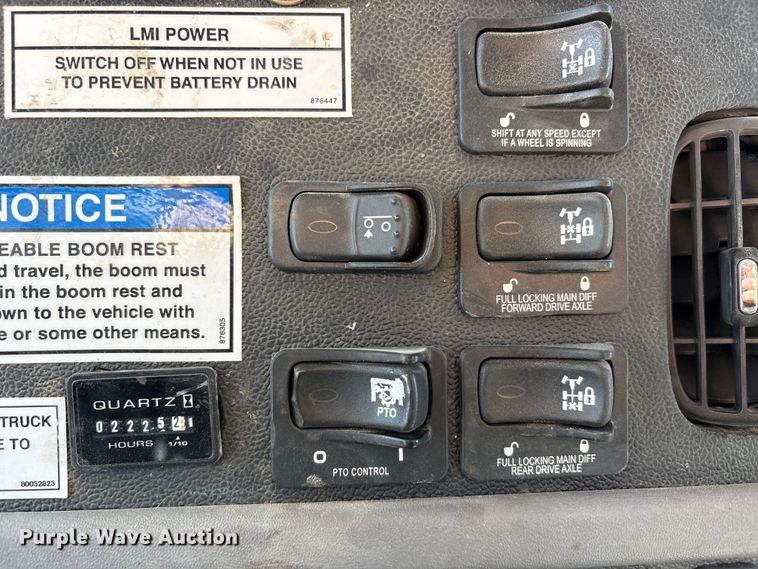 image for item EU4710 2015 Peterbilt 365 crane truck