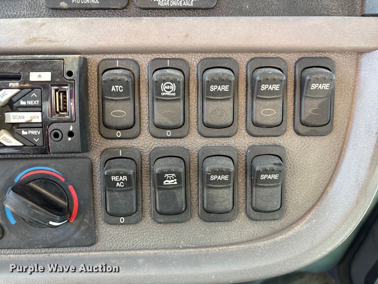 image for item EU4710 2015 Peterbilt 365 crane truck