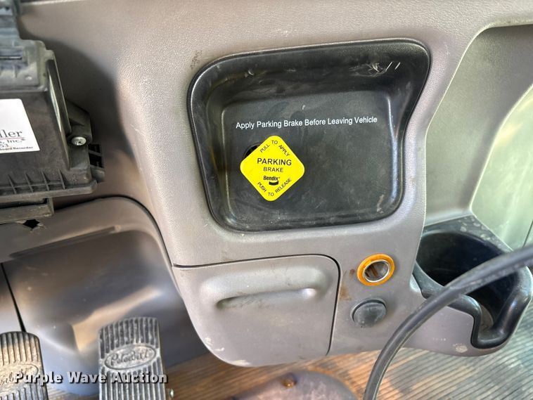 image for item EU4710 2015 Peterbilt 365 crane truck