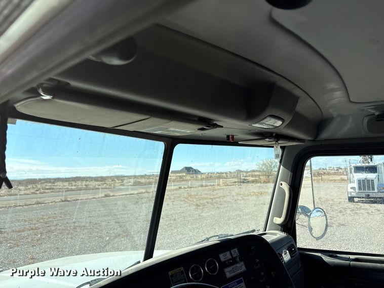 image for item EU4710 2015 Peterbilt 365 crane truck