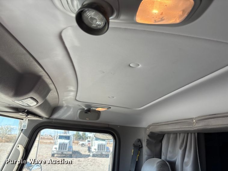 image for item EU4710 2015 Peterbilt 365 crane truck