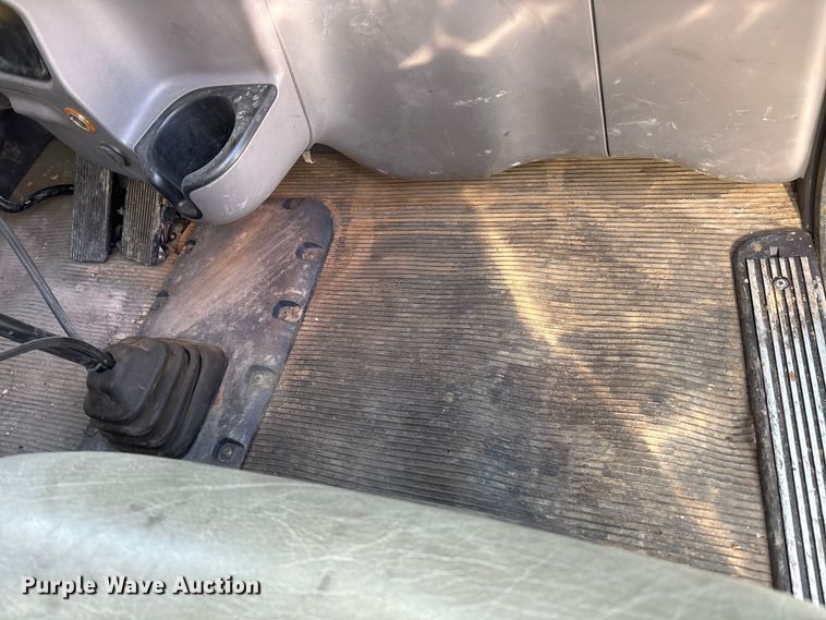 image for item EU4710 2015 Peterbilt 365 crane truck