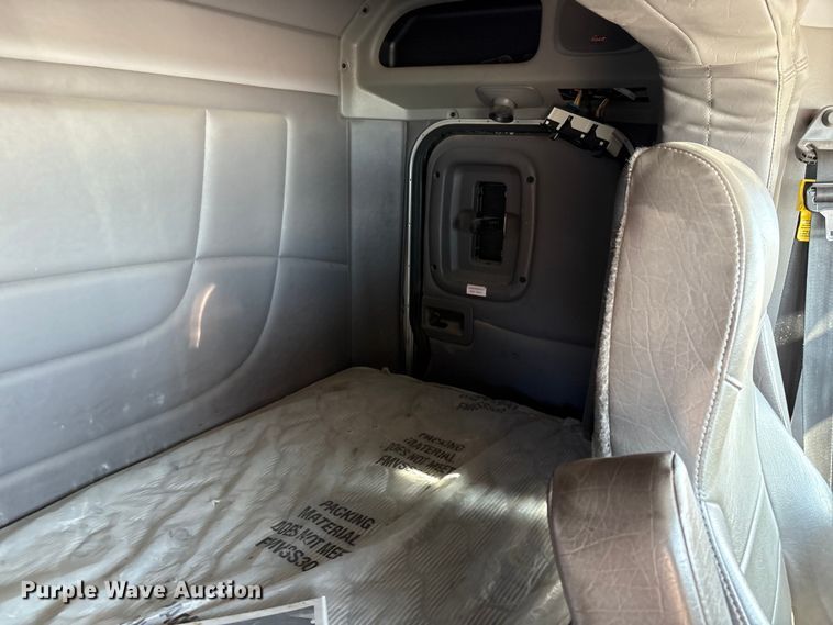 image for item EU4710 2015 Peterbilt 365 crane truck