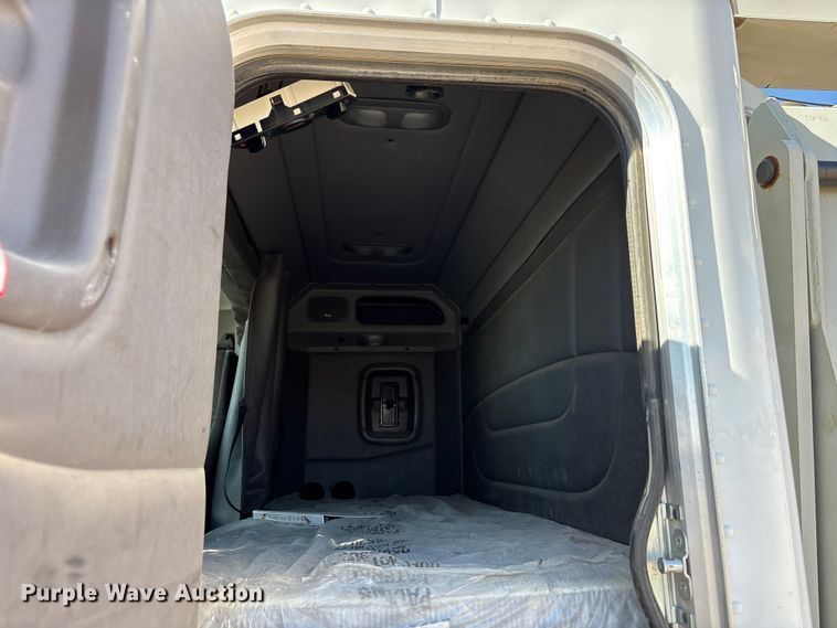 image for item EU4710 2015 Peterbilt 365 crane truck