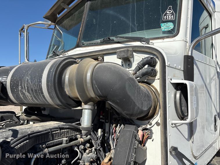 image for item EU4710 2015 Peterbilt 365 crane truck