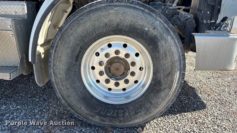 image for item EU4710 2015 Peterbilt 365 crane truck