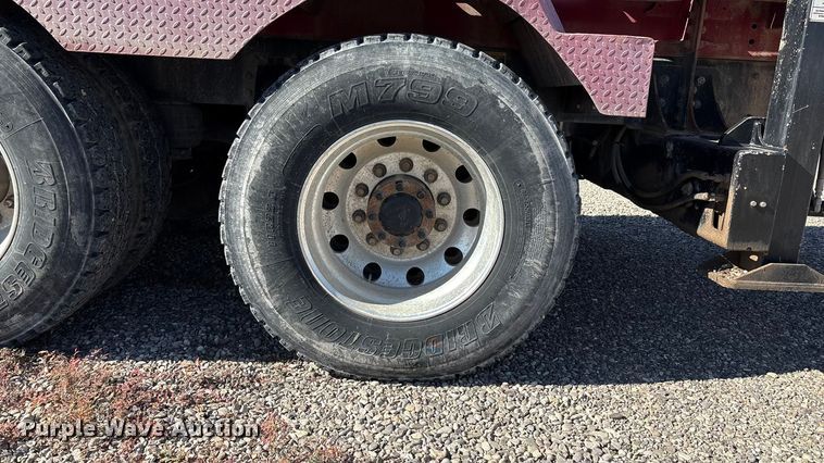 image for item EU4710 2015 Peterbilt 365 crane truck