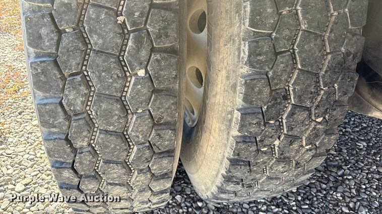 image for item EU4710 2015 Peterbilt 365 crane truck