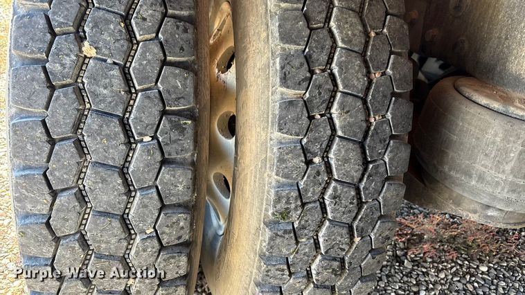 image for item EU4710 2015 Peterbilt 365 crane truck