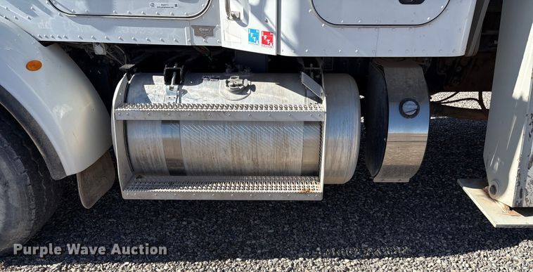 image for item EU4711 2014 Peterbilt 365 crane truck