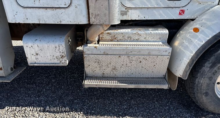 image for item EU4711 2014 Peterbilt 365 crane truck