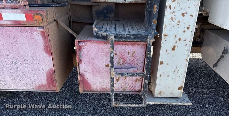 image for item EU4711 2014 Peterbilt 365 crane truck