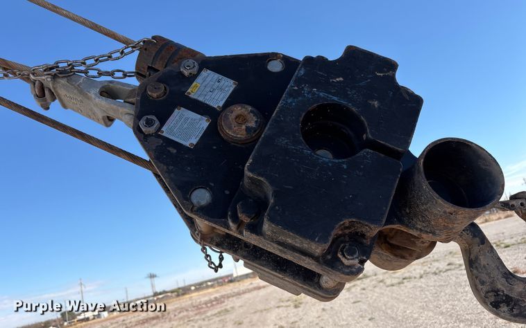 image for item EU4711 2014 Peterbilt 365 crane truck