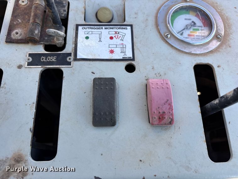 image for item EU4711 2014 Peterbilt 365 crane truck