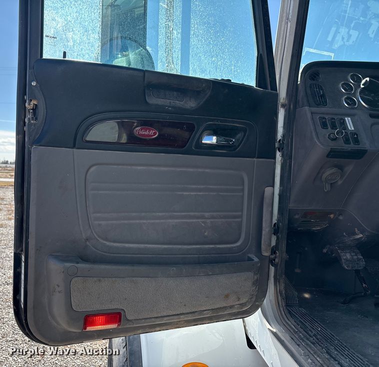 image for item EU4711 2014 Peterbilt 365 crane truck