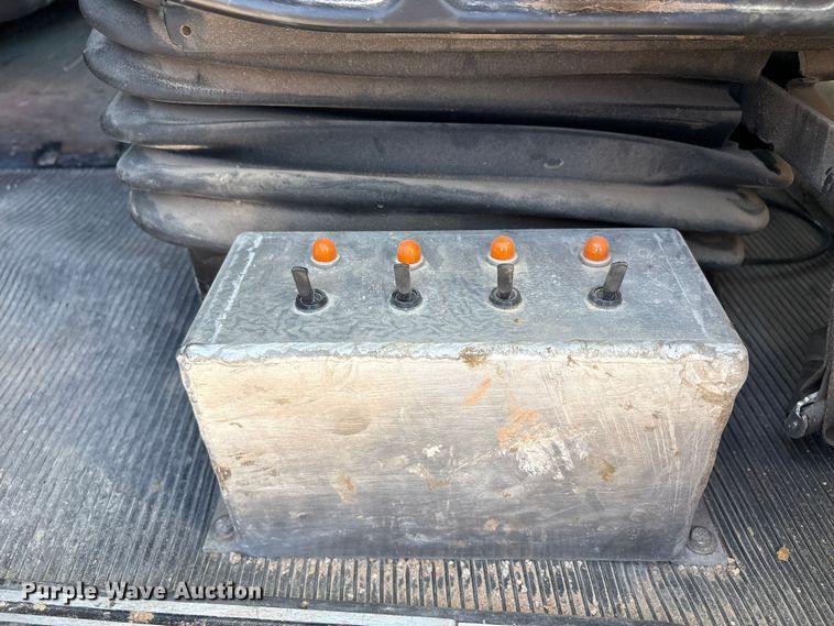 image for item EU4711 2014 Peterbilt 365 crane truck