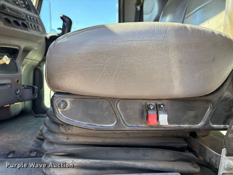 image for item EU4711 2014 Peterbilt 365 crane truck