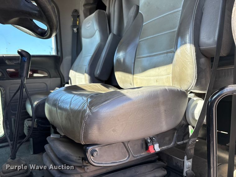 image for item EU4711 2014 Peterbilt 365 crane truck