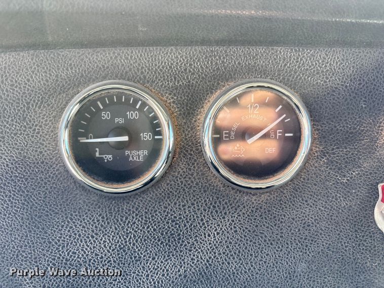 image for item EU4711 2014 Peterbilt 365 crane truck