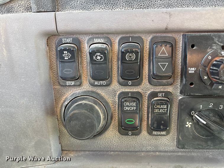 image for item EU4711 2014 Peterbilt 365 crane truck