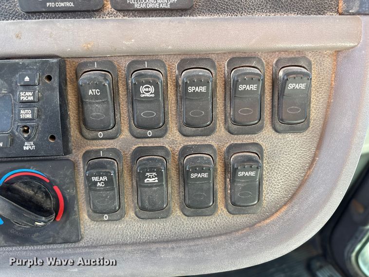 image for item EU4711 2014 Peterbilt 365 crane truck