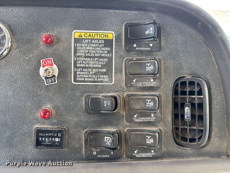 image for item EU4711 2014 Peterbilt 365 crane truck