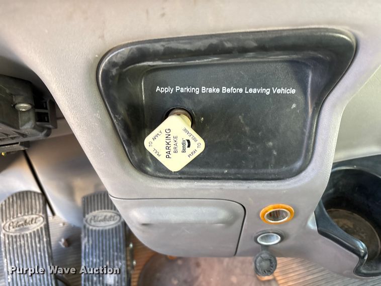 image for item EU4711 2014 Peterbilt 365 crane truck