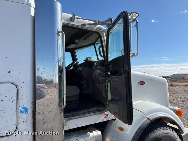 image for item EU4711 2014 Peterbilt 365 crane truck