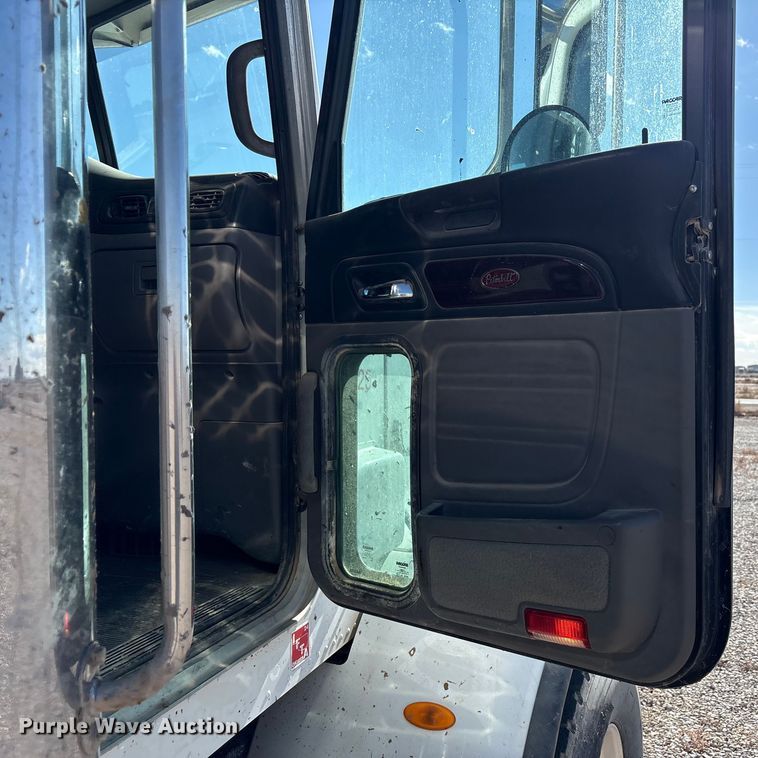 image for item EU4711 2014 Peterbilt 365 crane truck