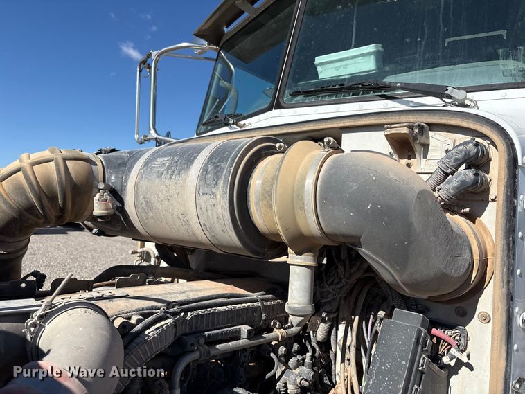 image for item EU4711 2014 Peterbilt 365 crane truck